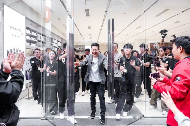 a 研发机器人项目；国内发布「脑机接口标准」 极客早知道九游会j9登陆小米17开售5分钟破国产机销售纪录；Met(图4)