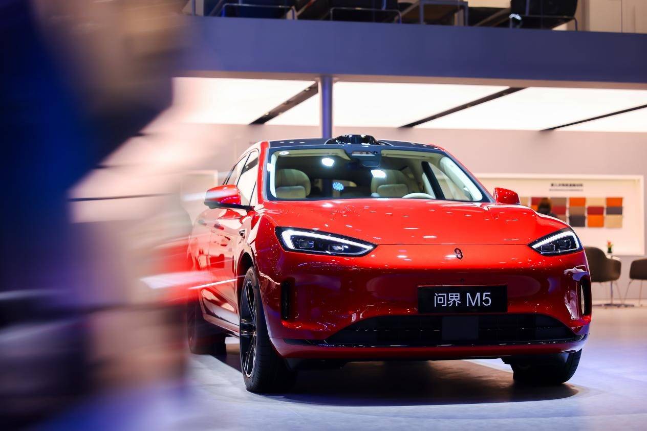 驾控全面进阶 问界新M5 Ultra亮相九游会j9登陆广州车